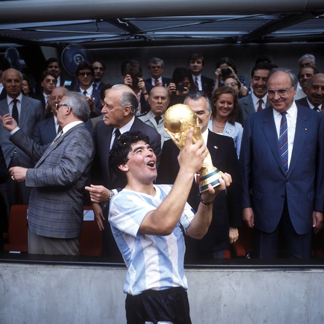 FIFA-Weltmeisterschaftsarchivbild: Diego Maradona feiert nach dem Sieg 1986 mit dem FIFA-Weltmeisterschaftspokal.