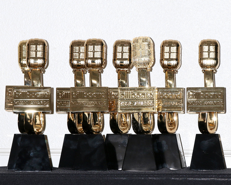 Hochwertiges Bild der Trophäen der Billboard Music Awards, das eine erstklassige Abdeckung der Musikindustrie unterstreicht.