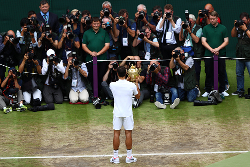 Ein Tennisspieler feiert einen Turniersieg bei einem Grand-Slam-Turnier – ein Beispiel für die hochwertigen lizenzierten Tennisbilder, die für Spielberichte verfügbar sind.