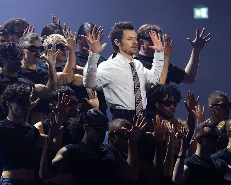 Harry Styles tritt auf der Bühne der BRIT Awards auf und unterstreicht erstklassige Live-Konzertfotografie.