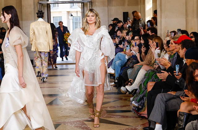 Lizenziertes Bild von Model Heidi Klum auf dem Laufsteg, das unsere umfassende Berichterstattung von globalen Fashion Weeks zeigt.