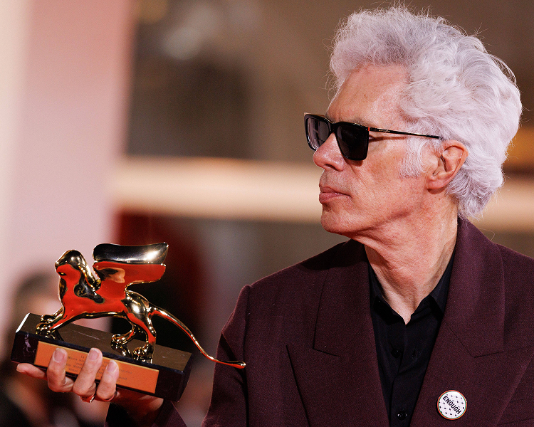 Jim Jarmusch bei den Internationalen Filmfestspielen von Venedig, repräsentativ für erstklassige internationale Red-Carpet-Fotos.