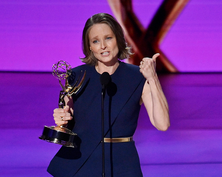 Jodie Foster nimmt den Emmy Award auf der Bühne entgegen, was erstklassige Award-Show- und Red-Carpet-Fotografie zeigt.