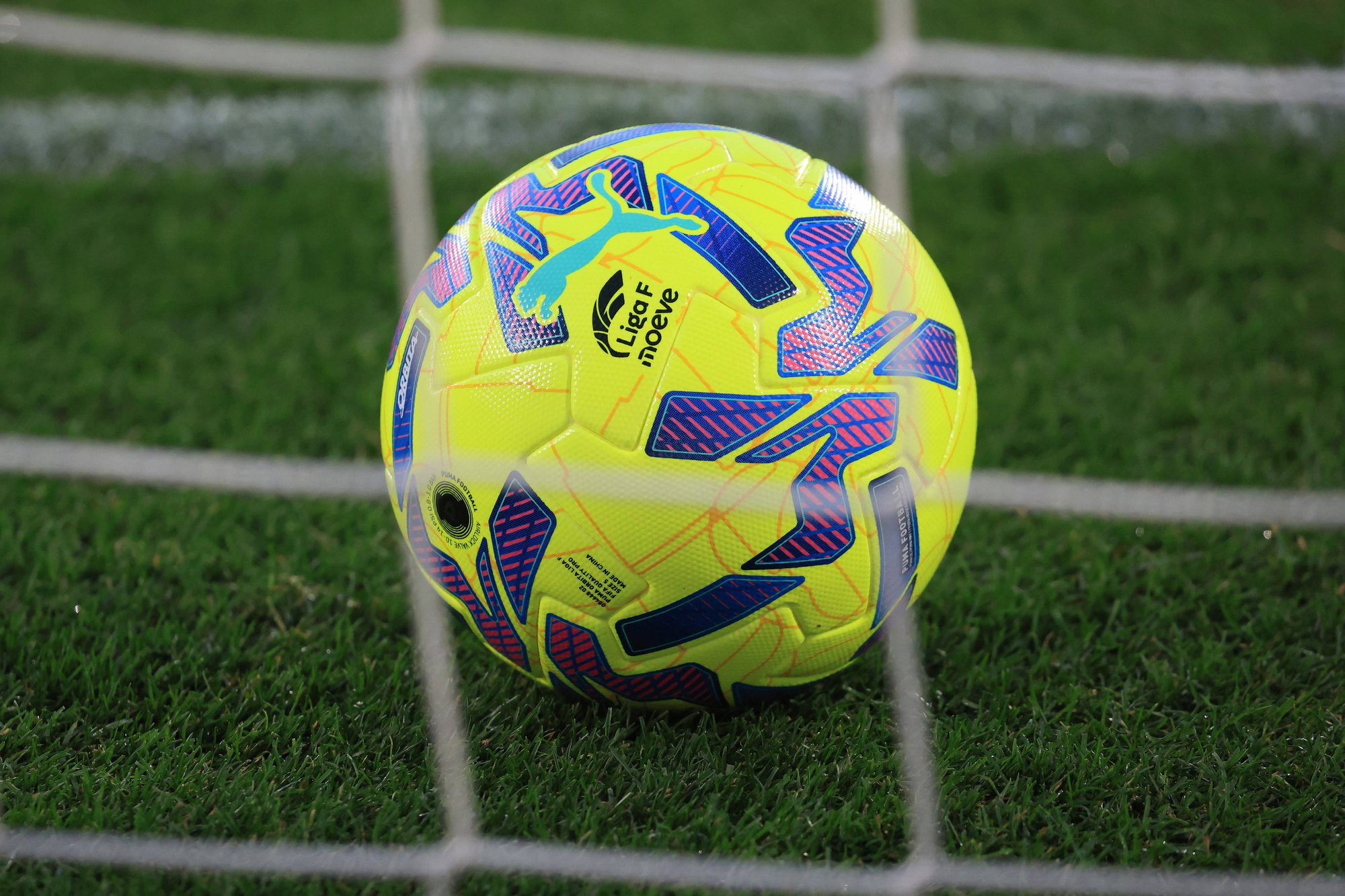 Offizieller Spielball der Liga F auf dem Rasen Offizieller Spielball der Liga F auf dem Rasen
