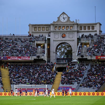 Vollbesetztes Stadion während eines Liga-F-Spieltags in Echtzeit
