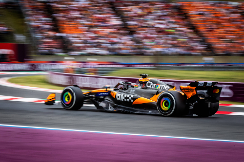 Lizenziertes Formel-1-Action-Bild, das ein Auto bei hoher Geschwindigkeit zeigt, Teil der umfassenden Motorsport- und F1-Bilddatenbank von IMAGO zur Lizenzierung.