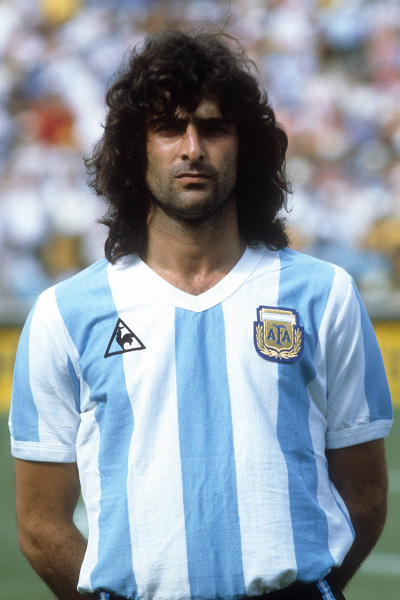 Historic tournament photography of Argentine striker Mario Kempes during a men's football World Cup match in his 1970–1996 career.