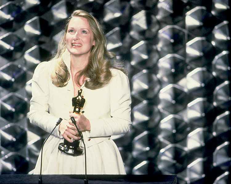 Meryl Streep nimmt 1982 ihren Oscar entgegen, repräsentativ für historische Red-Carpet-Fotos und Premierenarchive.