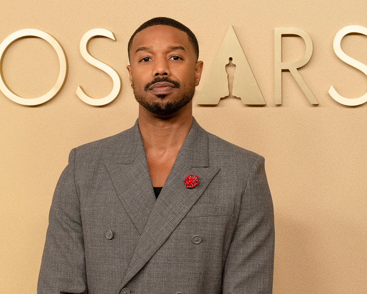 Michael B. Jordan posiert auf dem Red Carpet der Oscars und zeigt erstklassige Fotografie von Promi-Ankünften.