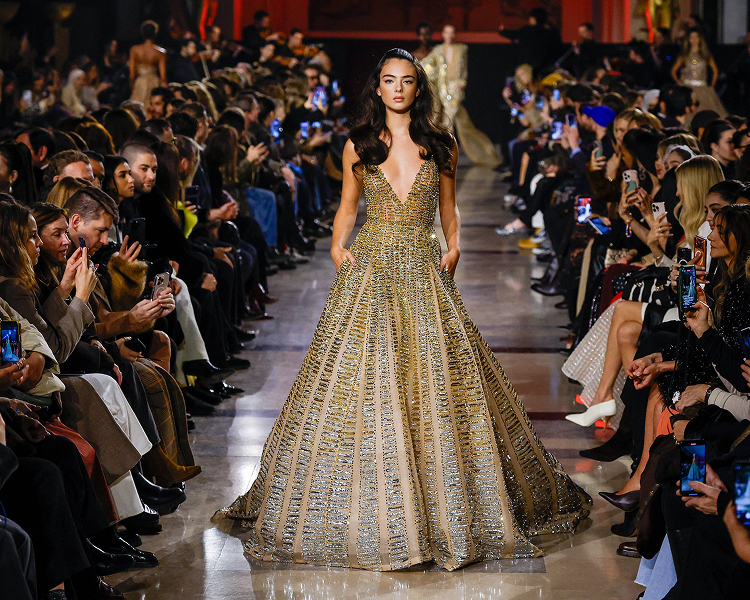 Ein Runway-Model präsentiert Avantgarde-Designs während der Haute Couture Week.