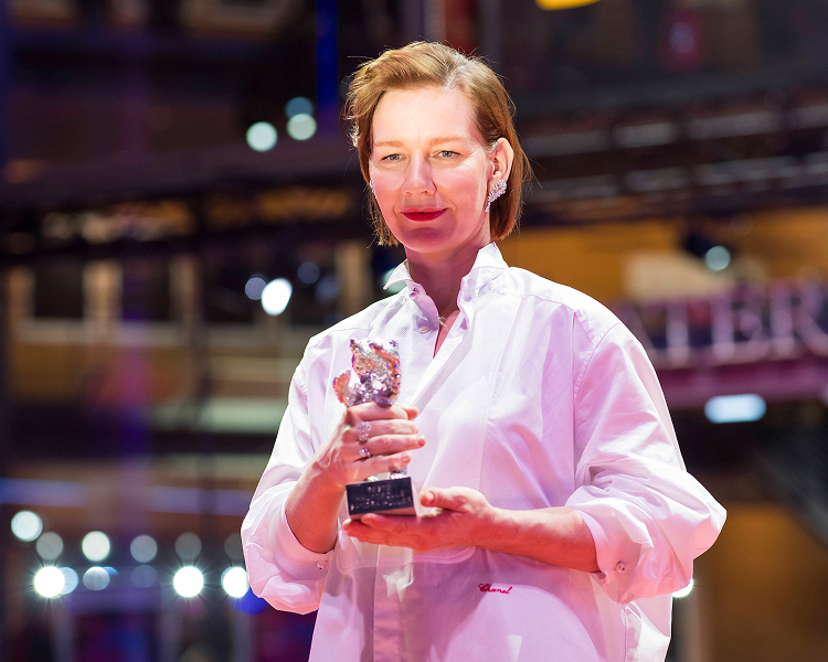 Sandra Hüller posiert mit dem Silbernen Bären bei den Internationalen Filmfestspielen Berlin (Berlinale), repräsentativ für globale Premierenbilder.
